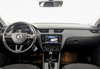 Подержанный автомобиль Skoda Octavia Liftback 2019 года (14 фото)