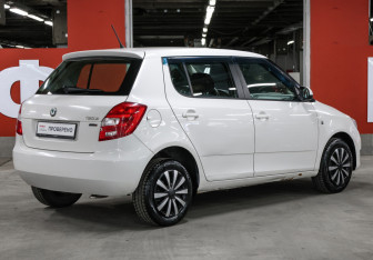 Подержанный автомобиль Skoda Fabia Hatchback 2011 года (5 фото)