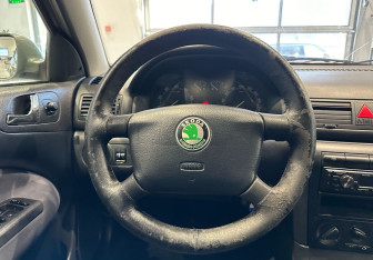 Подержанный автомобиль Skoda Octavia Liftback 2002 года (17 фото)