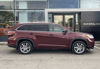 Подержанный автомобиль Toyota Highlander 2014 года (4 фото)