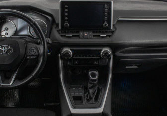 Подержанный автомобиль Toyota RAV4 2020 года (14 фото)