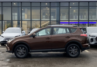 Подержанный автомобиль Toyota RAV4 2016 года (8 фото)