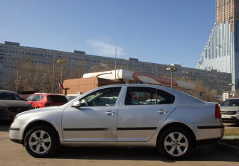 Подержанный автомобиль Skoda Octavia Liftback 2008 года (6 фото)