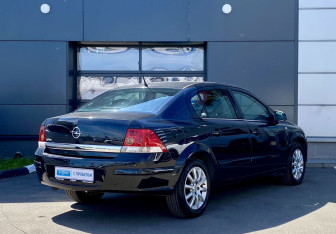 Подержанный автомобиль Opel Astra Sedan 2013 года (5 фото)