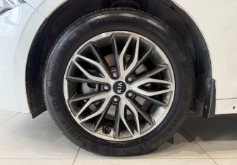 Подержанный автомобиль Kia K5 2021 года (19 фото)