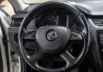 Подержанный автомобиль Skoda Octavia Liftback 2013 года (17 фото)