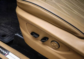 Подержанный автомобиль Voyah Dream 2023 года (24 фото)