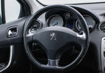 Подержанный автомобиль Peugeot 408 2015 года (15 фото)