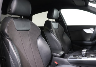 Подержанный автомобиль Audi A4 Sedan 2017 года (14 фото)