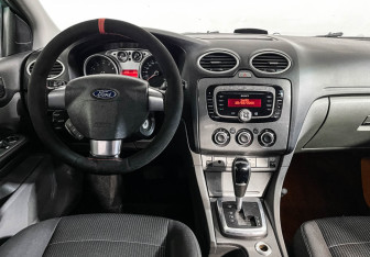 Подержанный автомобиль Ford Focus Hatchback 2009 года (12 фото)