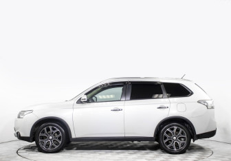 Подержанный автомобиль Mitsubishi Outlander 2014 года (8 фото)