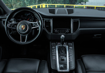 Подержанный автомобиль Porsche Macan 2018 года (10 фото)