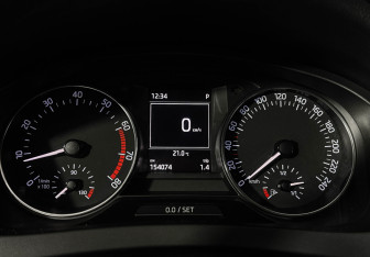 Подержанный автомобиль Skoda Rapid Liftback 2015 года (11 фото)