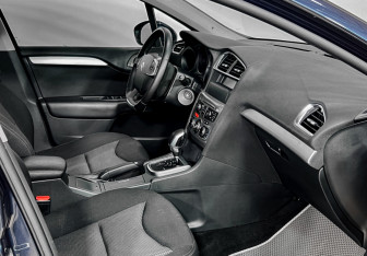 Подержанный автомобиль Citroen C4 Sedan 2015 года (10 фото)