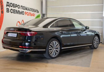 Подержанный автомобиль Audi A8 2022 года (36 фото)