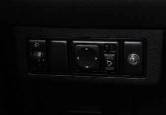 Подержанный автомобиль Nissan Tiida Hatchback 2010 года (17 фото)