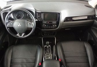 Подержанный автомобиль Mitsubishi Outlander 2020 года (9 фото)