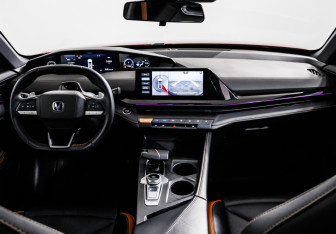 Подержанный автомобиль Changan UNI-V 2023 года (13 фото)