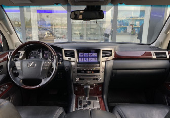 Подержанный автомобиль Lexus LX 2015 года (22 фото)