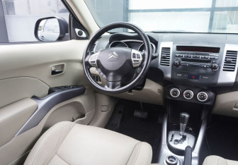 Подержанный автомобиль Citroen C-Crosser 2008 года (13 фото)
