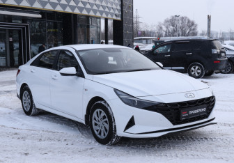 Подержанный автомобиль Hyundai Elantra Sedan 2022 года (3 фото)