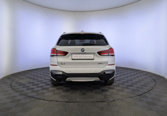 Подержанный автомобиль BMW X1 2021 года (6 фото)