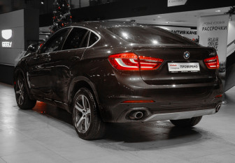 Подержанный автомобиль BMW X6 2016 года (6 фото)