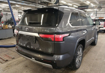 Новый Toyota Sequoia 2025 (3 фото)