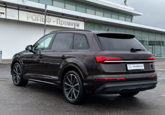 Подержанный автомобиль Audi Q7 2021 года (7 фото)
