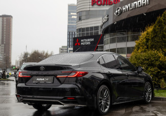 Подержанный автомобиль Toyota Camry Sedan 2024 года (4 фото)