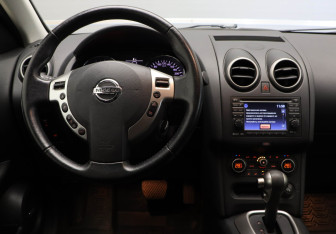 Подержанный автомобиль Nissan Qashqai 2012 года (8 фото)