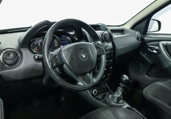 Подержанный автомобиль Renault Duster 2015 года (9 фото)