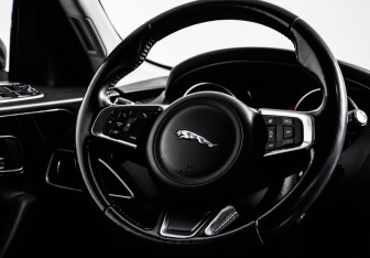 Подержанный автомобиль Jaguar F-Pace 2018 года (15 фото)