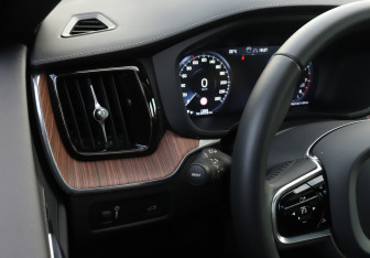 Подержанный автомобиль Volvo XC60 2020 года (21 фото)