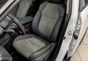 Подержанный автомобиль Toyota RAV4 2025 года (20 фото)
