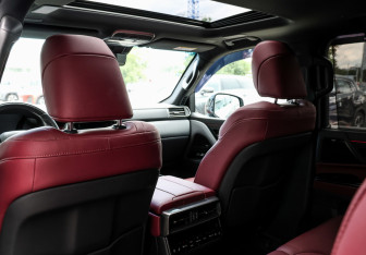 Подержанный автомобиль Lexus LX 2025 года (26 фото)