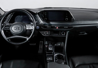 Подержанный автомобиль Hyundai Sonata 2022 года (12 фото)