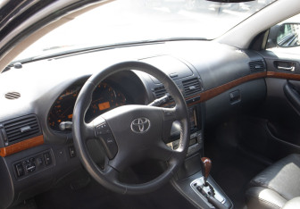 Подержанный автомобиль Toyota Avensis Sedan 2006 года (10 фото)