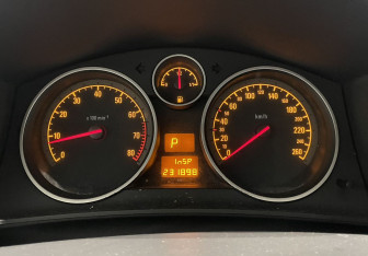 Подержанный автомобиль Opel Astra Wagon 2011 года (18 фото)