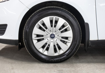 Подержанный автомобиль Ford Focus Wagon 2017 года (24 фото)