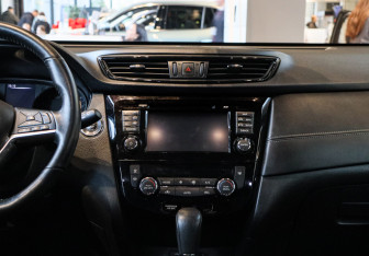 Подержанный автомобиль Nissan X-Trail 2018 года (10 фото)