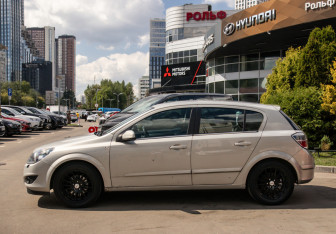 Подержанный автомобиль Opel Astra Hatchback 2008 года (5 фото)