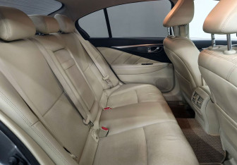 Подержанный автомобиль Infiniti Q50 2014 года (13 фото)