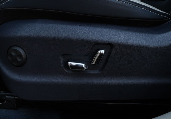 Подержанный автомобиль Hongqi HS5 2024 года (15 фото)