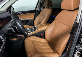 Подержанный автомобиль BMW X7 2022 года (16 фото)