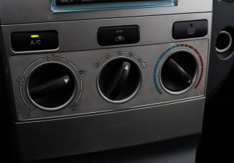 Подержанный автомобиль Toyota Corolla Verso 2006 года (16 фото)