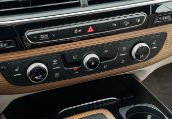 Подержанный автомобиль Audi Q7 2016 года (18 фото)
