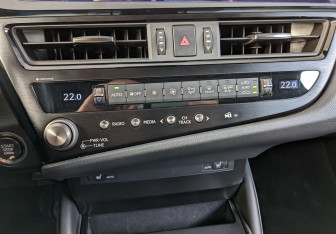 Подержанный автомобиль Lexus ES 2023 года (5 фото)