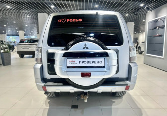 Подержанный автомобиль Mitsubishi Pajero 2012 года (5 фото)