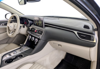 Подержанный автомобиль Genesis G70 2020 года (11 фото)